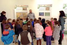 Visita de alumnos de primaria del colegio público El Pascón a la exposición del urogallo cantábrico en Tineo