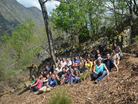 Equipo que ha participado en la restauración de un cortín de abejas en zona de urogallo cantábrico